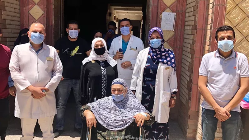 خروج حالة معمرة ٨٣ عاما من مستشفي صدر الزقازيق
