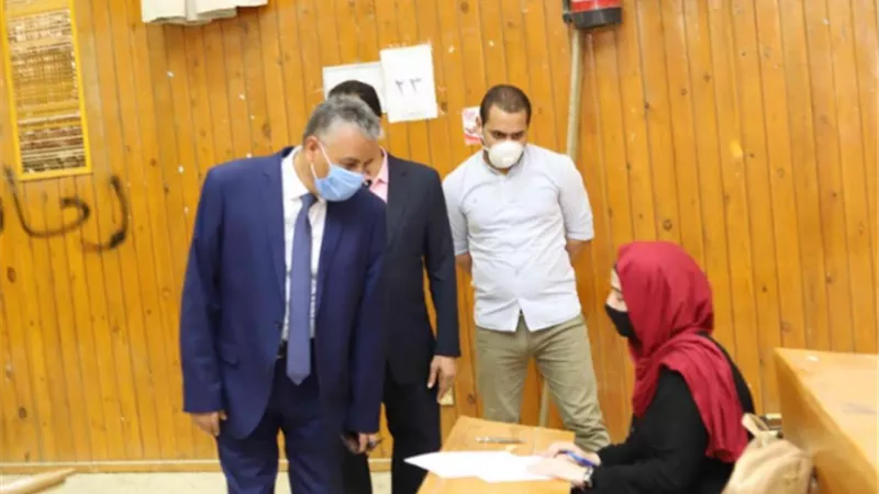رئيس جامعة جنوب الوادي يتفقد امتحانات الفرق النهائية ب 4 بكليات