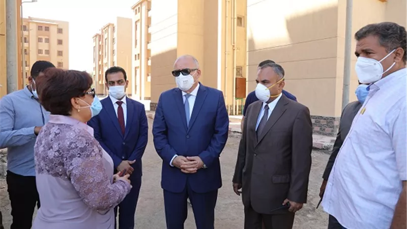 محافظ قنا يتفقد مشروع الإسكان الاجتماعي ووحدة توزيع كهرباء الوقف الجديدة