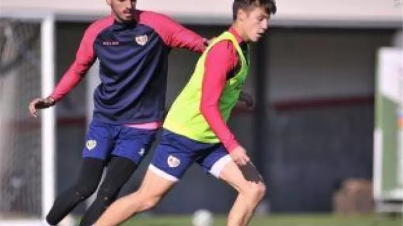 برشلونة يعلن ضم النجم الشاب فابيان لوزي