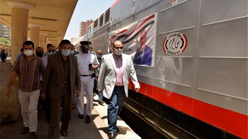 محافظ أسيوط يشهد انطلاق إحدى القطارات الجديدة عالية المستوى