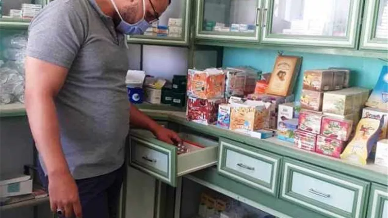 ضبط أدوية مجهولة بصيدلية تعمل بدون ترخيص فى الوادى الجديد.. بالصور
