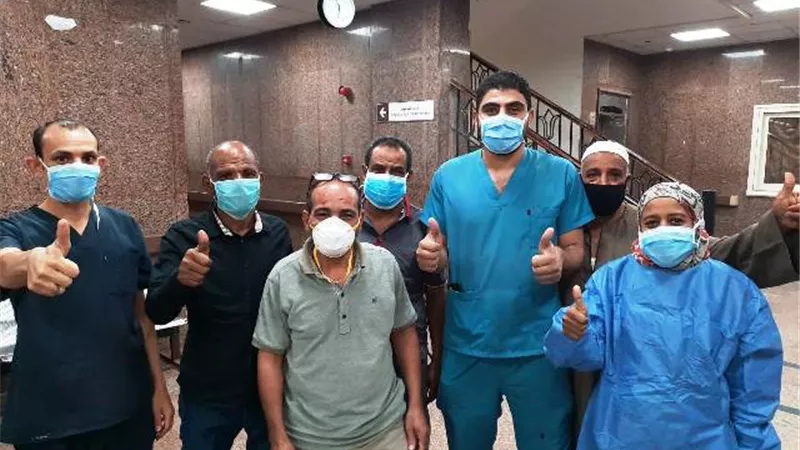 خروج 14 حالة من المستشفى العام بالأقصر بعد شفائها من فيروس كورونا.. بالصور