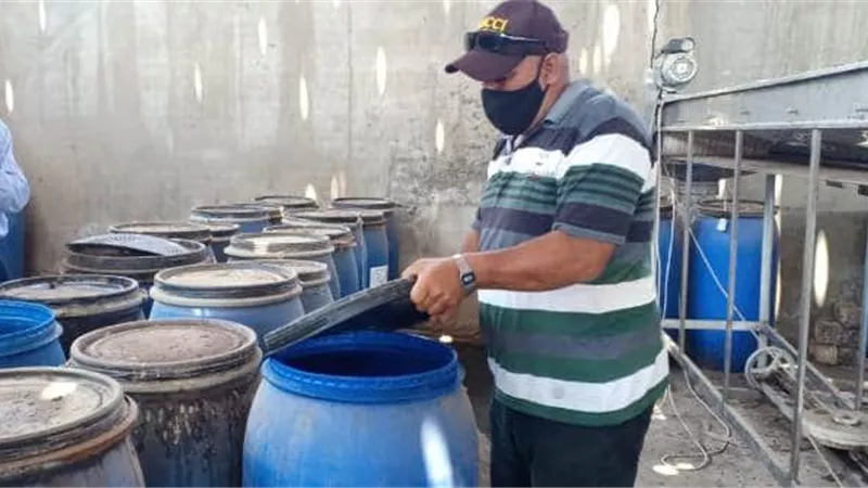 ضبط ٥٢ طن مواد غذائية فاسدة داخل مصنع مخللات بدون ترخيص بكفر سمرى بمنيا القمح