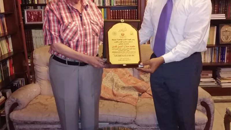 كلية الآداب بجامعة أسيوط تكرم شيخ النقد الأدبي الدكتور صلاح فضل