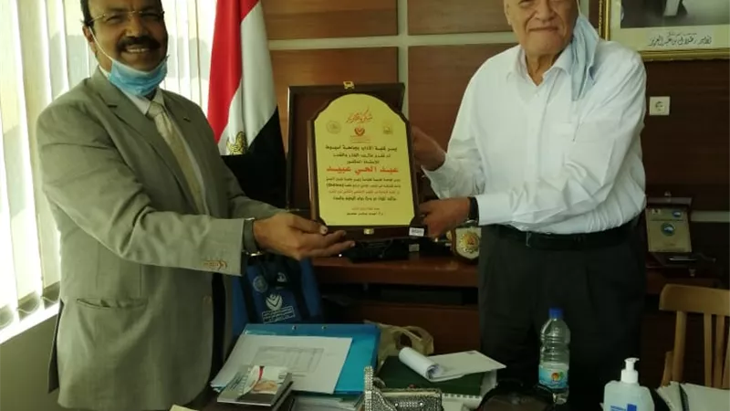 اداب أسيوط تكرم الدكتور عبدالحي عبيد مدير الجامعة العربية المفتوحة على هامش مؤتمر ها الدولي