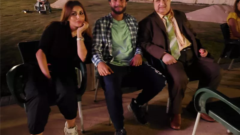 زوجة احمد الفيشاوى مع فريق فيلم 