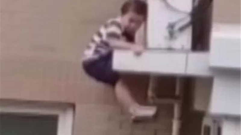 شاهد بالفيديو.. رجل ينقذ طفلا من الموت بعد سقوطه من الدور الخامس