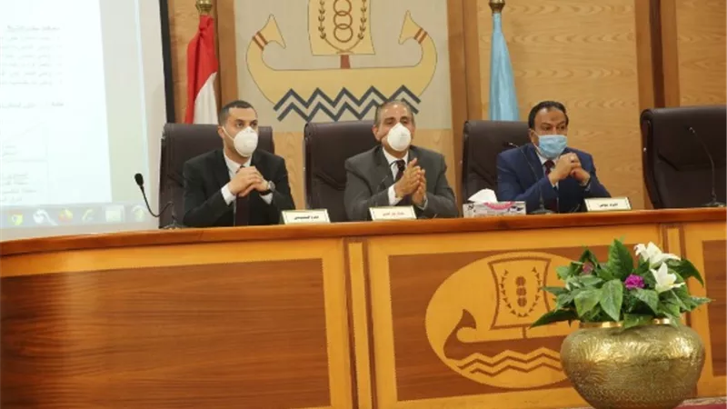 محافظ كفر الشيخ يبحث سبل حل المعوقات وتعديل سعر المتر بقانون التصالح فى مخلفات البناء