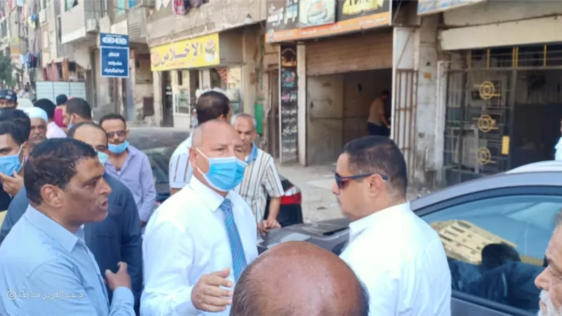 نائب محافظ القاهرة يتابع إزالة الاشغالات بعد توسعة المحاور بشوارع المطرية بالصور