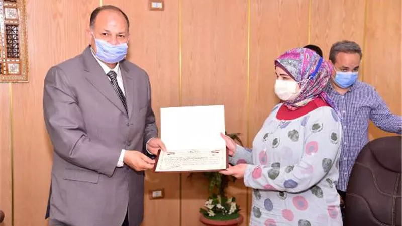 محافظ أسيوط يكرم فريق عمل مبادرة 