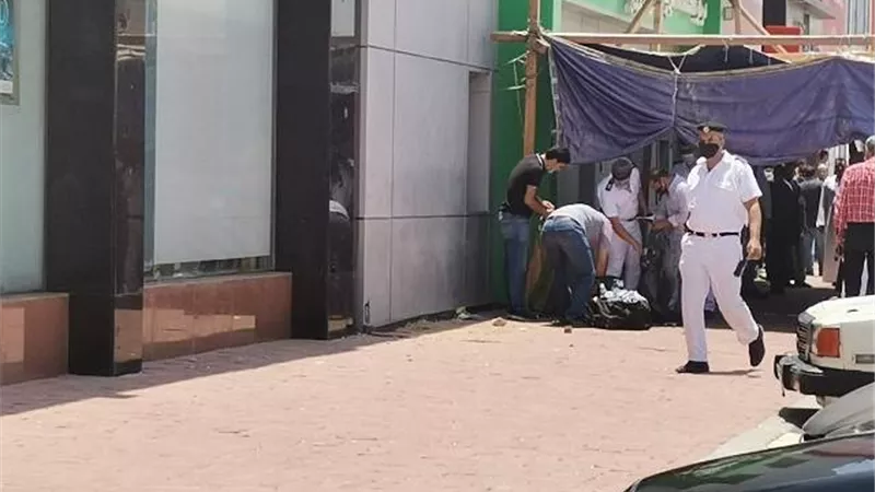 حقيبة نجار مسلح تثير الذعر بطريق النصر بالغردقة.. صور وفيديو