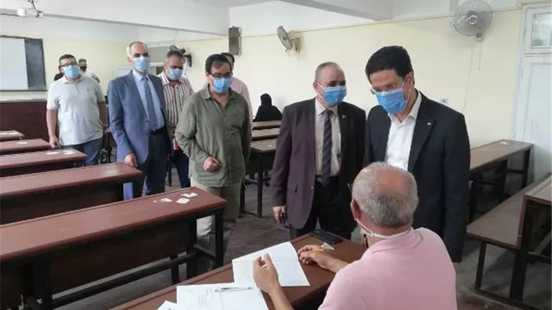 الجيزاوى يتفقد امتحانات الدراسات العليا بتجارة بنها