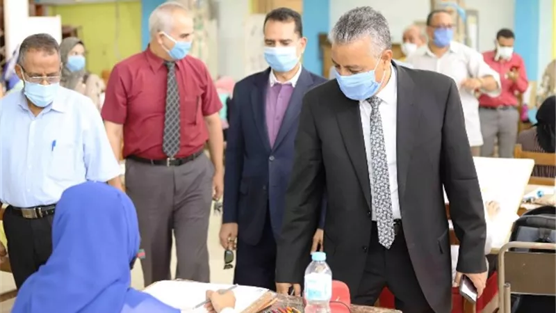 رئيس جامعة جنوب الوادى يتفقد الامتحانات فى كلية التربية النوعية.. بالصور