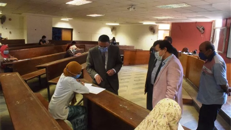 رئيس جامعة بنها يتفقد الامتحانات بالفنون التطبيقية ويطمئن على الإجراءات الإحترازية.. بالصور