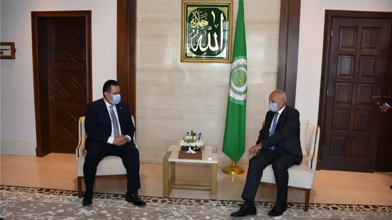 أحمد أبو الغيط يستقبل رئيس وزراء اليمن في الجامعة العربية