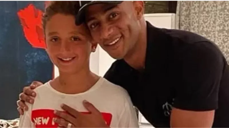 نجل أمير كرارة يزور الفنان محمد رمضان فى منزله.. صور