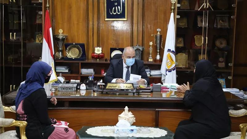 محافظ قنا يستقبل المواطنين للاستماع لمشاكلهم والعمل على حلها