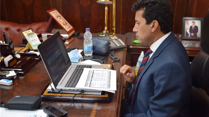اشرف صبحى يناقش مع محافظ الوادي الجديد تطوير المنشآت الشبابية والرياضية