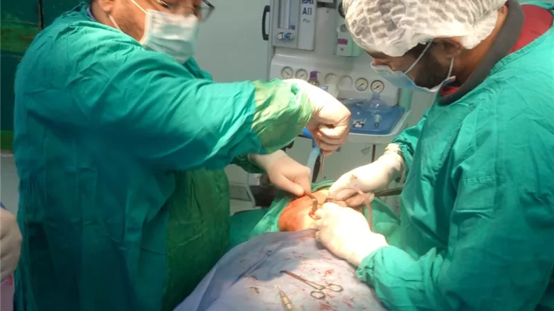 إجراء جراحة عاجلة لكسر مضاعف بعظام الوجه والفكين بمستشفي القنايات المركزي