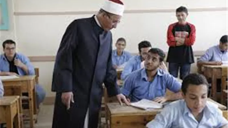 طلاب القسم العلمى بالثانوية الأزهرية يؤدون امتحان مادة البلاغة