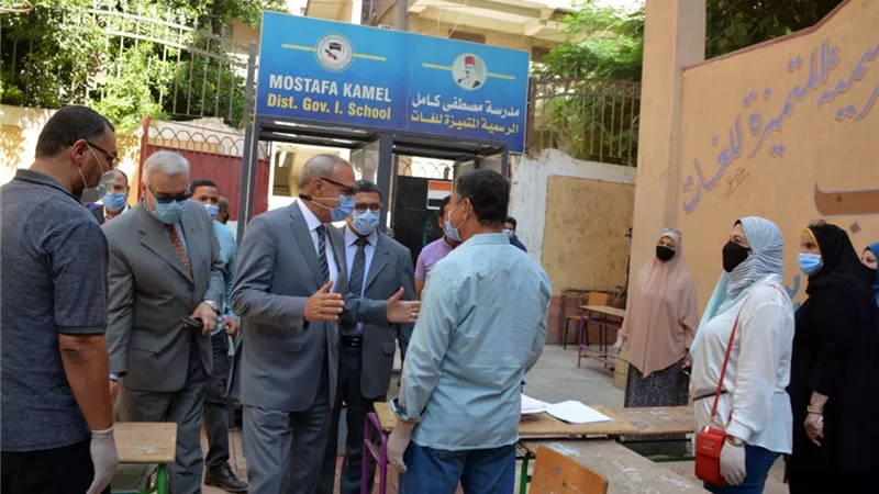 محافظ القليوبية يتفقد إمتحانات الثانوية العامة بمدرسة مصطفى كامل التجريبية ببنها