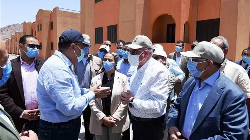 مدبولي يتفقد وحدات الإسكان الاجتماعى والبيوت البدوية فى سانت كاترين.. بالصور