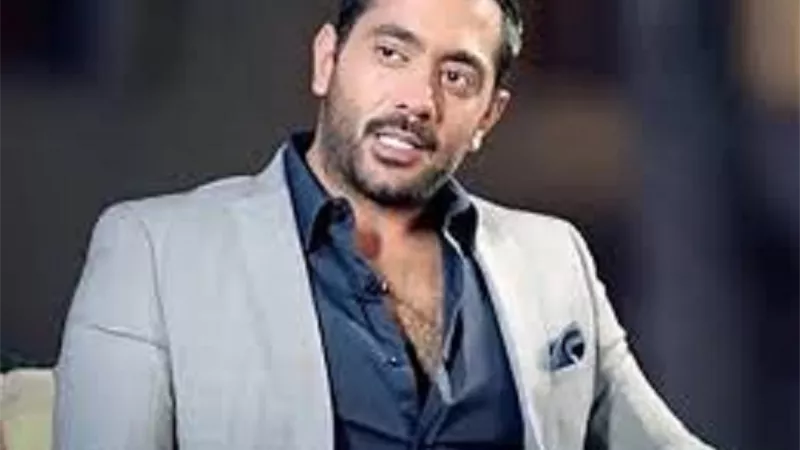 احمد فلوكس يخطف الانظار ببدلة طيار .. شاهد