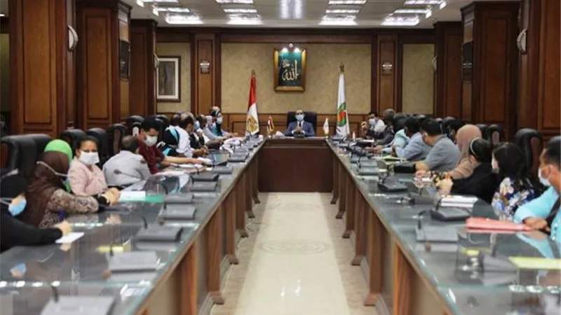 نائب محافظ سوهاج يعقد اجتماعا لمتابعة أعمال منظومة الشكاوى الحكومية.. بالصور