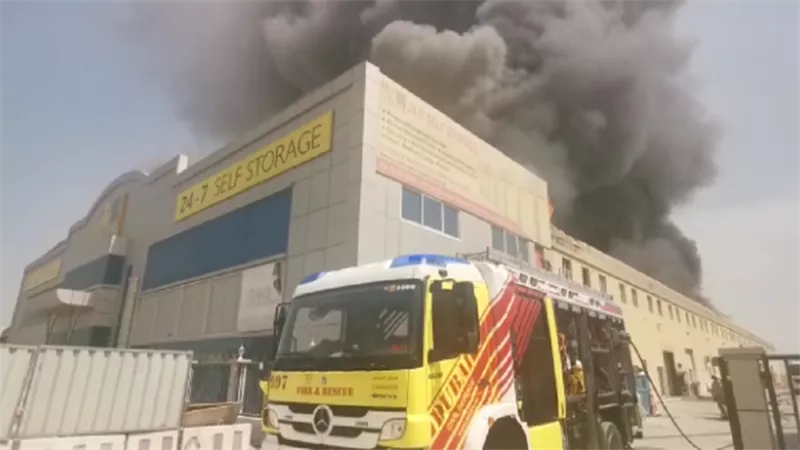 السيطرة على حريق في 3 مستودعات بمنطقة جبل علي الصناعية بدبي