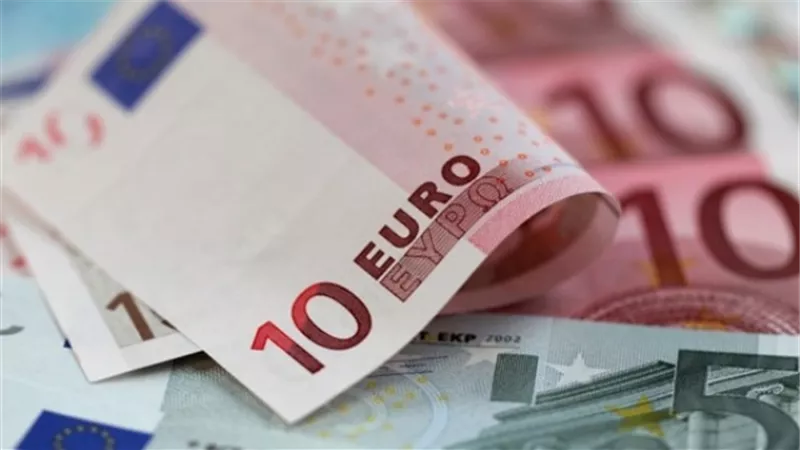 ارتفاع اليورو لأعلى مستوى وسط هبوط الدولار بعد اتفاق أوروبي