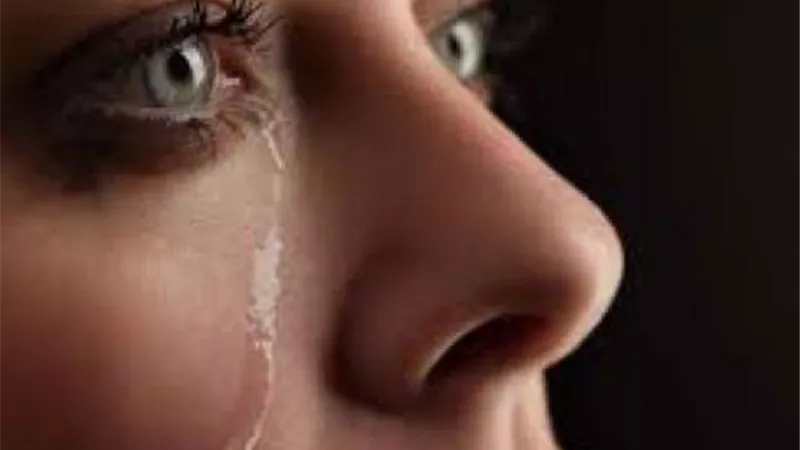 انهيار وبكاء مطربة شهيرة بعد تعرضها للضرب والعنف من متعهد حفلات .. فيديو