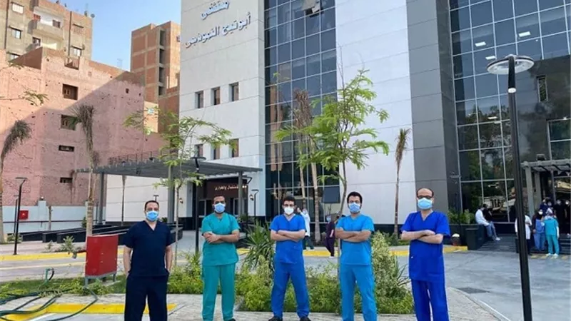 أطباء الفوج السادس من كلية طب الأزهر بأسيوط والمستشفى الجامعي في مستشفى العزل بأبوتيج