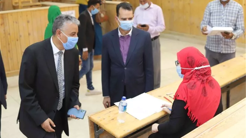 رئيس جامعة جنوب الوادي يتفقد امتحانات كلية الحقوق