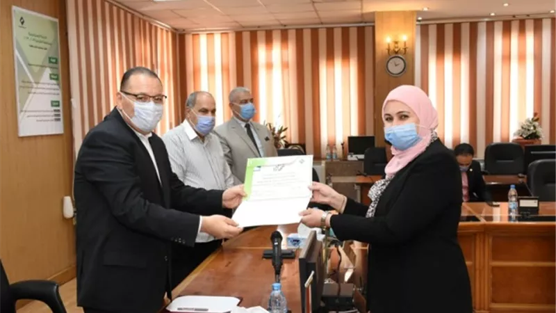 محافظ الشرقية يكرم العاملين المتميزين فى الجهاز الإدارى.صور