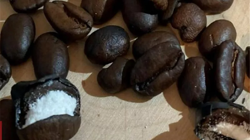ضبط طرد كوكايين مخبأ داخل حبوب البن في إيطاليا
