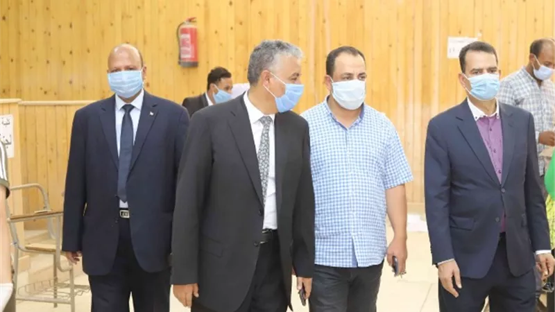 رئيس جامعة جنوب الوادي يتفقد امتحانات كلية الحقوق.صور