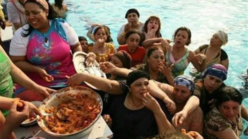 بعد تصدرها التريند.. تعرف على قصة صورة سيدات يتناولن المحشى فى حمام السباحة