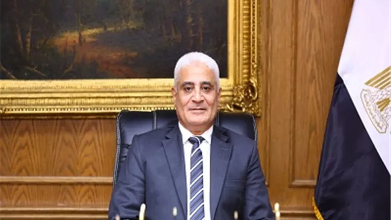 عوض: اتاحة كل المعاشات في ماكينات الصراف الالي غداً..وصرف الشريحة الأولي من منافذ التأمينات
