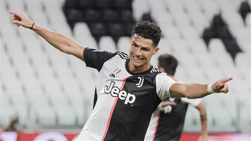 ردة فعل رونالدو أثناء مصافحة منافسه شيرو إيموبيلي بعد المباراة