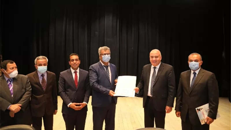 محافظ قنا يكرم مديري مستشفى قنا العام والوقف المركزي