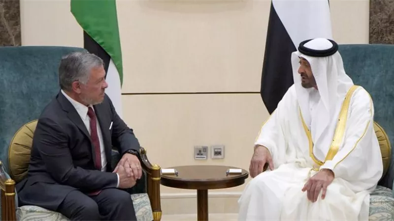 ولي عهد أبوظبي وملك الأردن يبحثان التطورات الإقليمية