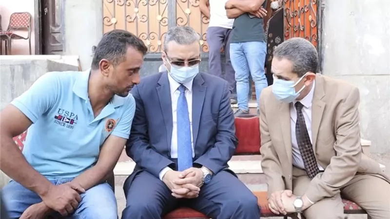 محافظ الغربية ونائبه يقدمان واجب العزاء لأسرة شهيد سيناء بمسقط رأسه