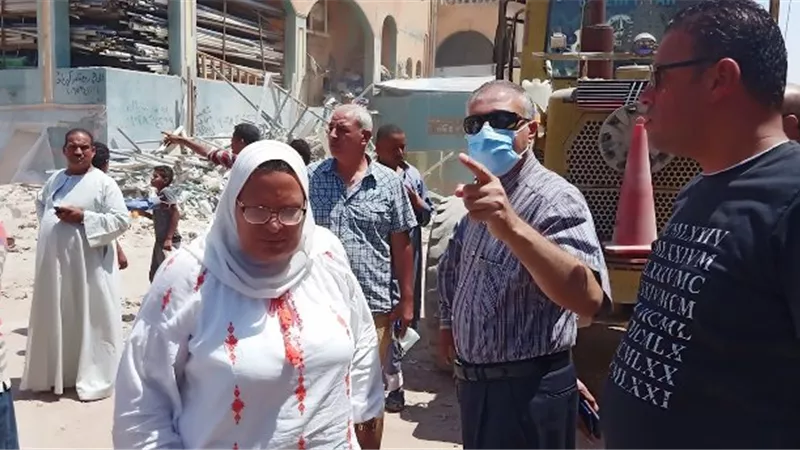 جهاز القاهرة الجديدة يشن حملة على الإعلانات المخالفة للمحلات والمولات.. بالفيديو