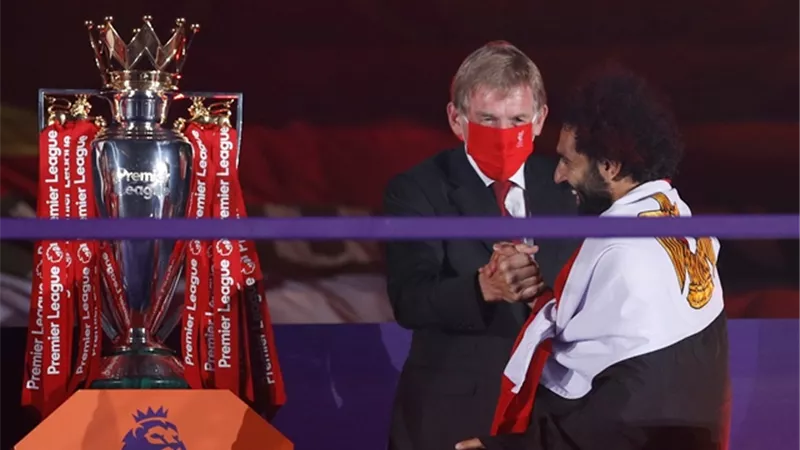 مرتديا العلم المصري.. صلاح يتوج رسميا مع ليفربول بلقب البريميرليج.. صور