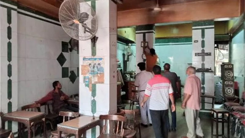 ضبط مقاهى تقديم الشيشة للمترددين عليها بمركز بلبيس