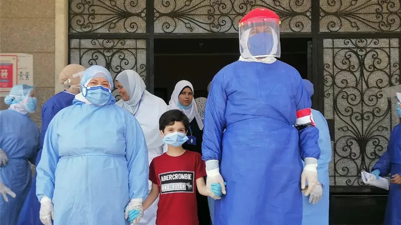 فرحة الفريق الطبي بمستشفي السعديين لشفاء طفل عمره ٥ سنوات من كورونا
