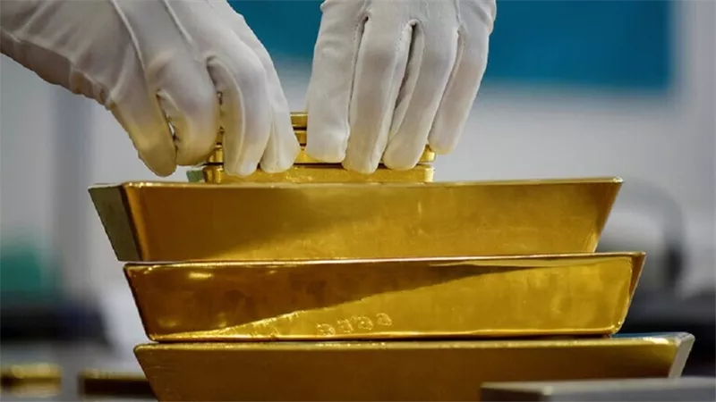 خبير اقتصادي يتوقع انهيار الدولار.. واستبداله بالذهب في النظام النقدي