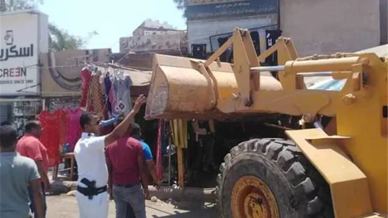 حي الاربعين.. حملة لإزالة الإشغالات بشارع عرابي وميدان الإسعاف بالسويس