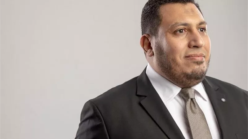 صيدلي يطالب بتوفير العلاج لغير القادرين بالمجان